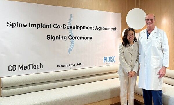 (왼쪽부터) 정주미 시지메드텍 대표,&nbsp;로버트 브레이 주니어 박사. 대웅 제공 [뉴스락]