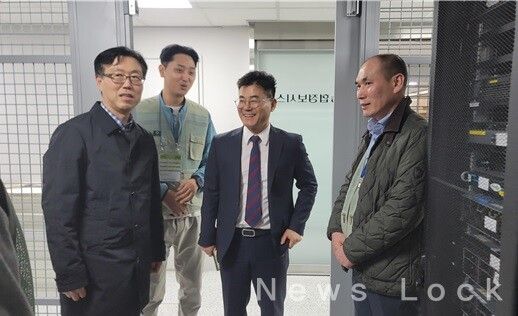 장종환 대표(오른쪽에서 두 번째)가 지난 주말 진행된 인터넷데이터센터(IDC) 통합 작업 현장을 점검하고 있다.농협캐피탈 제공 [뉴스락]