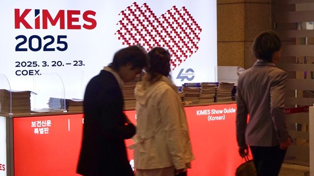 KIMES 2025 전시장 내부로 입장하고 있는 방문객 모습. 사진=심우민 기자 [뉴스락]&nbsp;