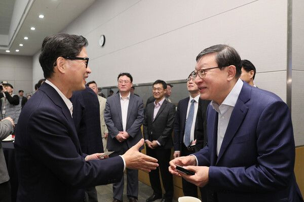 허태수 AI 혁신위원회 위원장(오르쪽)이 25일 FKI타워 컨퍼런스센터에서 열린 'AI 혁신위원회 출범회의'에 참석해 위원들과 인사를 나누고 있다. 한국경제인협회는 민간 경제단체로서는 최초로 기업과 전문가를 아우르는 'AI 혁신위원회'를 발족했다. 한경협 제공 [뉴스락]