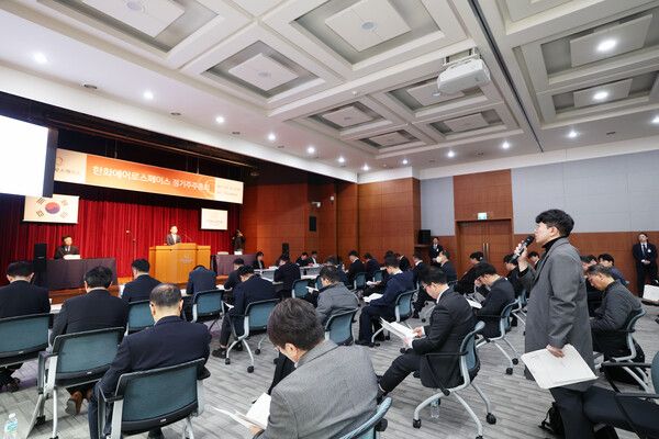 손재일 한화에어로스페이스 대표는&nbsp;25일 경기 성남시 상공회의소에서 열린&nbsp;‘2025년 주주총회’에서&nbsp;신속하고 과감한 투자로 주주이익을 극대화하고 대한민국 방산 발전에 기여하겠다고 밝혔다. 한화에어로스페이스 제공 [뉴스락]