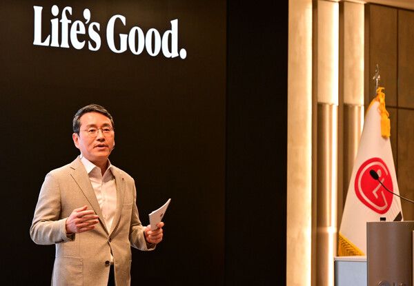 LG전자 조주완 CEO가 25일 서울 여의도 LG트윈타워에서 열린 제23기 정기 주주총회에서 주주들에게 경영 성과와 중장기 사업 전략 방향을 설명하고 있다. LG전자 제공 [뉴스락]