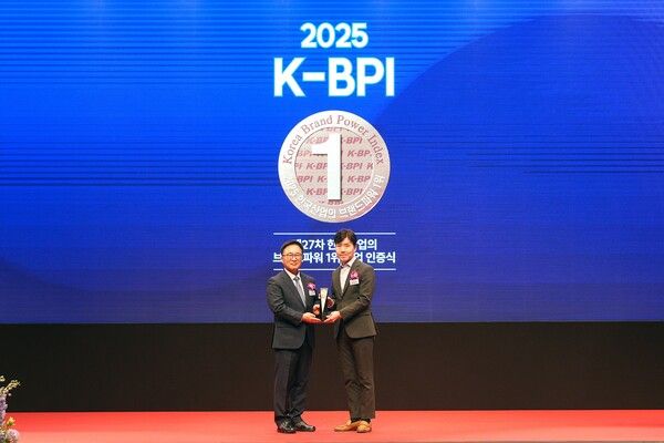 국내 대표 상생 프랜차이즈 교촌치킨을 운영하는 교촌에프앤비가 한국능률협회컨설팅(KMAC)이 주관하는 '2025 한국산업의 브랜드파워(K-BPI)'&nbsp;브랜드치킨전문점 부문에서 10년 연속 1위를 차지했다. 교촌치킨 제공 [뉴스락]
