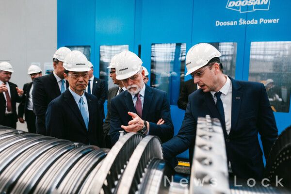 25일(체코 현지 시각) 두산스코다파워를 방문한 체코 페트르 파벨 대통령(오른쪽 두 번째)이 두산에너빌리티 손승우 파워서비스BG장(오른쪽 세 번째)과 증기터빈을 살펴보고 있다. 두산에너빌리티 제공 [뉴스락]