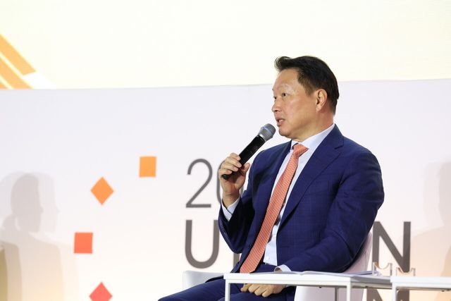 최태원&nbsp;SK그룹 회장이&nbsp;2024년&nbsp;9월&nbsp;25일 울산전시컨벤션센터에서 열린 ‘2024&nbsp;울산포럼’ 폐회식에 참석해 기술과 문화를 활용한 울산의 혁신방안에 대해 설명하고 있다. 사진 SK [뉴스락]