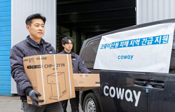 코웨이 서비스매니저가 산불 피해 지역 무상 긴급 서비스 지원을 위해 새 제품을 출고하고 있다. 코웨이 제공 [뉴스락]