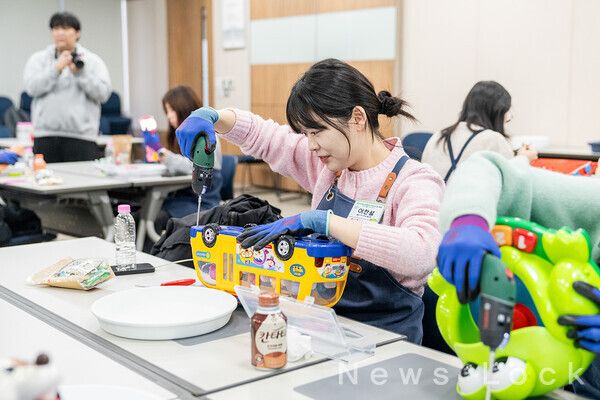 지난 1월 밸유 봉사단 3기가 롯데케미칼 의왕사업장에 방문해 사회공헌활동을 진행하고 있다. 롯데 제공