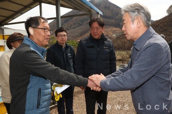 농협중앙회 강호동 회장은 29일 경남 산청 산불피해농가를 방문해 피해를 입은 농업인의 손을 맞잡고 깊은 위로를 전하고 있다. 농협중앙회 제공 [뉴스락]