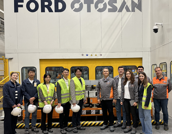 현대제철-포드 오토산 직원들이 프레스 테스트를 마친 후 기념 촬영하고 있는 모습. 현대제철 제공 [뉴스락]