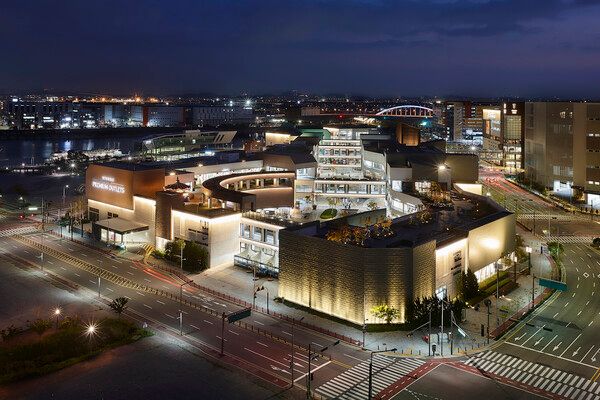 현대프리미엄아울렛 김포점이 외국인 관광객에 제공하던 전용 바우처를 한단계 업그레이드해 더욱 차별화된 혜택을 제공함으로써 쇼핑 만족도를 극대화한다. 현대백화점 제공 [뉴스락]