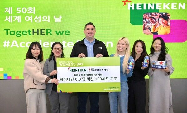 지난&nbsp;5일 하이네켄코리아는 (사)한부모가족회 한가지에 논알콜 음료 하이네켄&nbsp;0.0과 치킨&nbsp;100세트를 전달했다.&nbsp;이번 나눔은 어려운 환경 속에서도 주도적으로 길을 개척해 나가는 여성들을 응원하기 위해 마련됐다.&nbsp;마이클 바이니오 하이네켄코리아 대표이사(왼쪽 세 번째),&nbsp;장희정&nbsp;(사)한부모가족회 한가지 대표(왼쪽 두 번째)&nbsp;등 관계자들이 전달식 후 기념 촬영을 하고 있다. 하이네켄코리아 제공 [뉴스락]