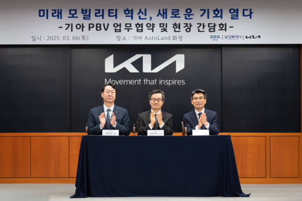 (왼쪽부터)&nbsp;정명근&nbsp;화성특례시장,&nbsp;김동연&nbsp;경기도지사,&nbsp;기아&nbsp;송호성&nbsp;사장이&nbsp;기념&nbsp;사진을&nbsp;촬영하는&nbsp;모습. 기아 제공 [뉴스락]