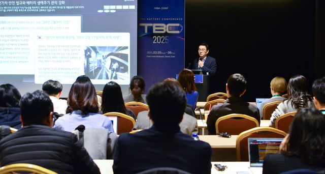 더배터리컨퍼런스에서 LG에너지솔루션 BMS 개발그룹장 이달훈 상무가 발표를 하고 있다. 사진 LG에너지솔루션 [뉴스락]