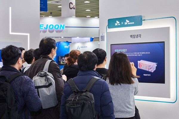 6일 오전 서울 강남구 코엑스에서 배터리 산업 전시회 ‘인터배터리&nbsp;2025’가 열린 가운데,&nbsp;참관객들이&nbsp;SK온 부스에 전시된 액침냉각 기술을 살펴 보고 있다. SK온 제공 [뉴스락]