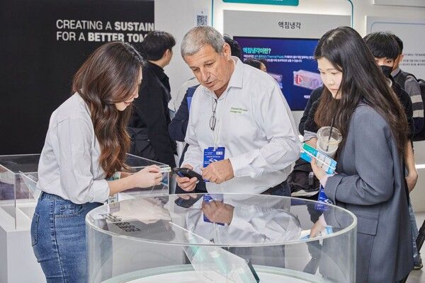 5일 오전 서울 강남구 코엑스에서 배터리 산업 전시회 ‘인터배터리&nbsp;2025’가 열린 가운데,&nbsp;참관객들이&nbsp;SK온 부스에 전시된 원통형 배터리를 살펴 보고 있다. SK온 제공 [뉴스락]