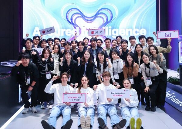 LG유플러스가 이달 3일부터 스페인 바르셀로나에서 열린 MWC25를 통해 선보인 AI 기술이 글로벌 통신 업계 관계자들의 주목을 받았다고 밝혔다. 사진은 스페인 바르셀로나에서 공개된 LG유플러스 MWC25 전시관에서 임직원들이 내년 MWC에 대한 기대감을 드러내는 모습. 사진 LG유플러스 [뉴스락]