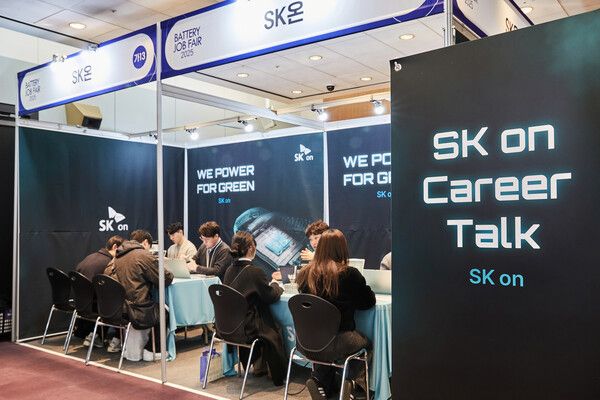 5일 오전 서울 강남구 코엑스에서 열린 ‘배터리 잡페어’ 행사에 마련&nbsp;SK온 ‘커리어 톡’ 부스에서 취업준비생들이 상담을 받고 있다. SK온 제공 [뉴스락]