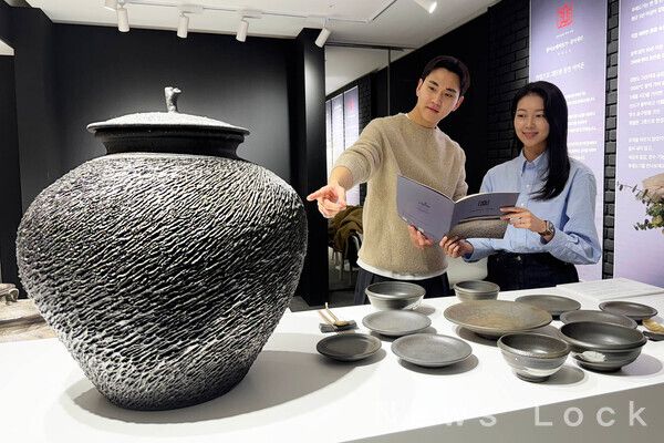 서울 갤러리아 명품관에서 모델들이 ‘퓨어세라’의 푸레도기 작품을 감상하고 있다.