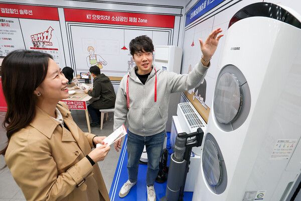 모델들이&nbsp;KT와 삼성전자 제휴로 출시한&nbsp;‘KT&nbsp;가전구독’&nbsp;서비스를 소개하는 모습. KT 제공 [뉴스락]