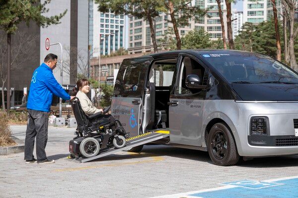 거동이 불편한 승객이 차량의 옆문으로 탑승하는 모습. 현대차 제공 [뉴스락]