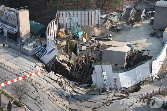11일 오후 경기 광명시 일직동 신안산선 공사 현장 인근이 붕괴돼 사고 현장이 통제되고 있다.
