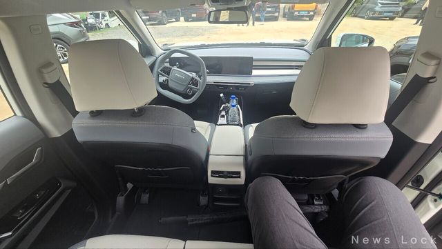 무쏘 EV 내부 공간. 키 180cm에 100kg 이상 나가는 기자가 타도 차량 천장까지 주먹하나가 들어가고, 앉은 자리도 넉넉했다. 사진 이윤석 기자 [뉴스락]