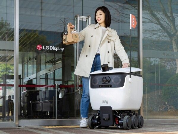 LG디스플레이가&nbsp;AI&nbsp;기반 자율주행 로봇을 활용한 배달 서비스를 시행한다. 사진 LG디스플레이 [뉴스락]