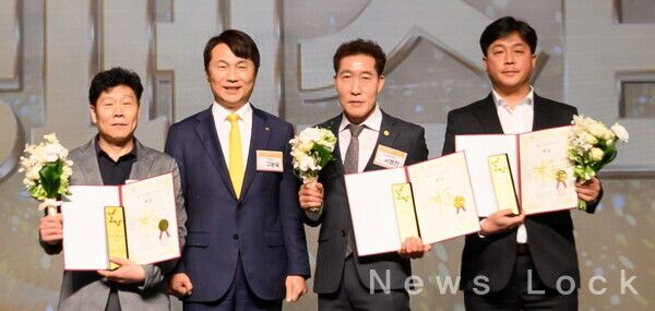 KB손해보험은 지난 11일 서울 서초구 JW메리어트 호텔 서울 그랜드볼룸에서 ‘2025 상생 페스티벌’ 행사를 개최했다. KB손해보험 구본욱 사장(왼쪽에서 두번째)과 2025 협력업체 연도대상 수상자들이 기념사진을 찍고 있다. KB손해보험 제공 [뉴스락]