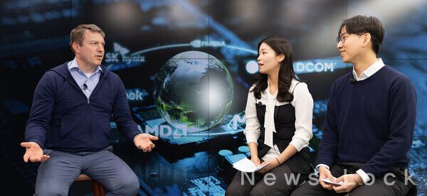 하나증권 본사 스튜디오에서 매튜 브라이슨(왼쪽 첫번째)과 하나증권 직원들이 인터뷰를 진행하고 있다. 하나증권 제공 [뉴스락]