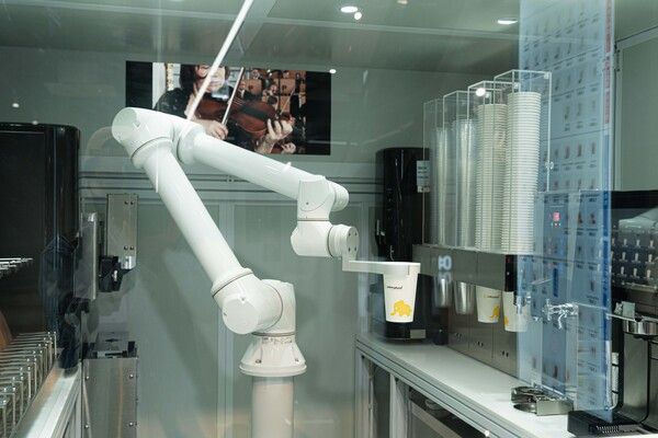 레인보우로보틱스가 개발한 세계 최초 NSF 인증 협동로봇이 무인 로봇카페에 탑재되어 있다. 레인보우로보틱스 제공 [뉴스락]