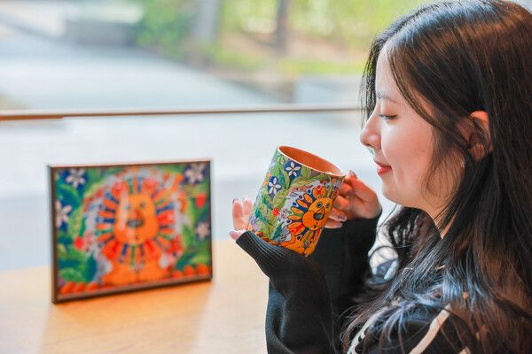 스타벅스 코리아가 다가오는 장애인의 날을 맞아 오는&nbsp;18일 청년 장애인 작가의 작품을 담은 텀블러와 머그를 선보인다. 스타벅스 제공 [뉴스락]