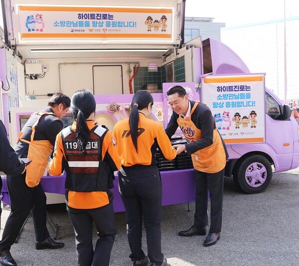 하이트진로는 지난 16일 전남 목포소방서를 방문, (오른쪽)김인규 하이트진로 대표가 소방공문원들에게 간식을 직접 전달하고 있다.&nbsp;하이트진로 제공 [뉴스락]