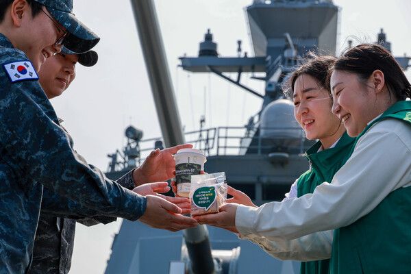 스타벅스 코리아가 우리 사회 각계각층에서 공익을 위해 헌신하는 이들을 응원하는 히어로&nbsp;프로그램을 통해 지난&nbsp;1년간 국군장병,&nbsp;소방관,&nbsp;경찰관 등 &nbsp;2만&nbsp;3천 명이 넘는 히어로를 지원했다. 스타벅스 제공 [뉴스락]