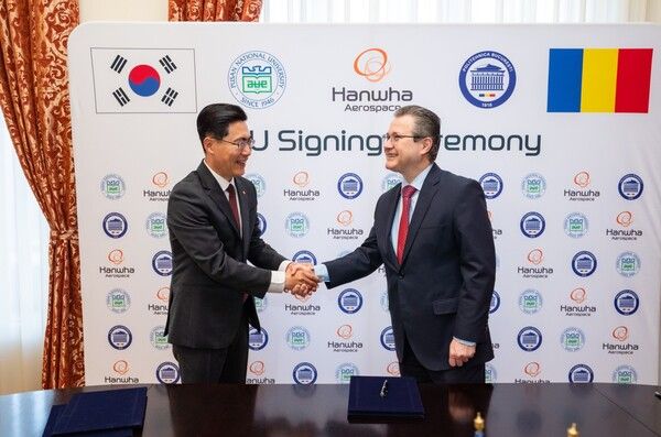 배진규 한화에어로스페이스 루마니아 법인장(왼쪽)과 미흐네아 코스토유 부쿠레슈티 공과대 총장(오른쪽) 16일(현지 시각) 부쿠레슈티 공대에서 열린 MOU 체결식에서 악수를 나누고 있다 한화에어로스페이스 제공 [뉴스락]