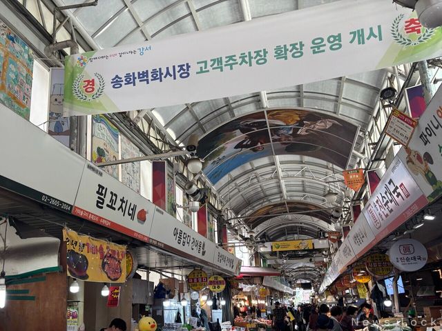 창문에도 벽화를 그려넣어 아이덴티티를 가져가는 중이다. 사진=신동훈 기자 [뉴스락]