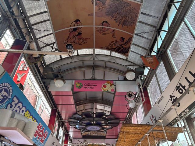 시장 초입부터 위를 올려다보면 겸재 정선과 신윤복의 명화들이 천장에 펼쳐져 있다. 사진=신동훈 기자 [뉴스락]