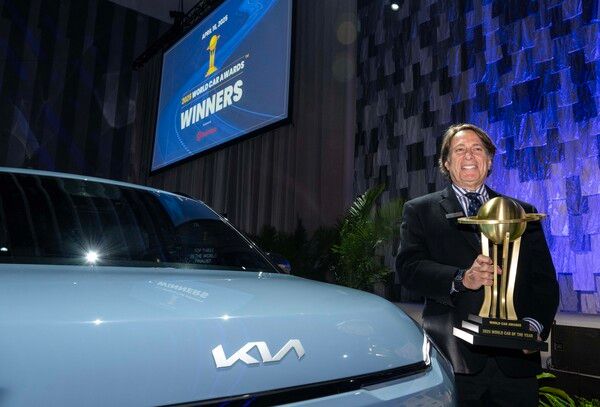 스티븐 센터 기아 미국법인 최고운영책임자(COO)가 세계 올해의 차 수상 기념사진을 촬영하는 모습. 사진 기아 [뉴스락]