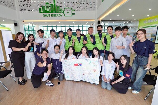 지난 15일(화), 베트남 타인호아성‘기후변화 대응 교육센터’에서 현대엔지니어링 글로벌 봉사단과 학생들이 기념사진을 촬영하고 있다. 현대엔지니어링 제공 [뉴스락]