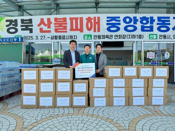 (왼쪽부터)이재근&nbsp;KT그룹희망나눔재단&nbsp;본부장,&nbsp;왕상열&nbsp;안동시청&nbsp;팀장,&nbsp;김경락&nbsp;KT그룹희망나눔재단&nbsp;팀장이&nbsp;기념&nbsp;사진을&nbsp;촬영하고&nbsp;있다. KT그룹희망나눔재단 제공 [뉴스락]