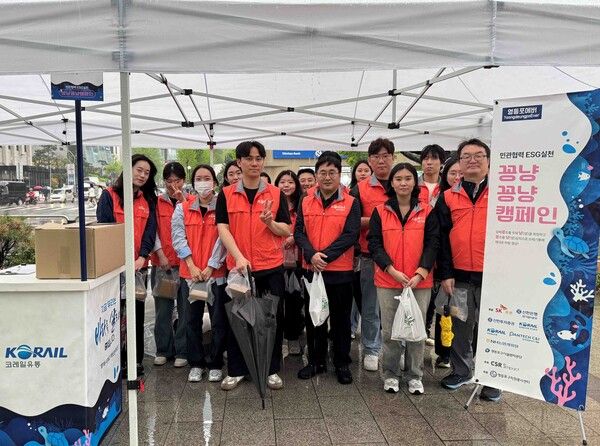 코레일유통은 이달&nbsp;22일 '지구의 날'을 맞아 여의도 우체국 앞 광장에서 영등포구청이 주관하는 '민관협력 꽁냥꽁냥 캠페인'에 관내 기업들과 함께 참여해 환경정화활동을 펼쳤다.&nbsp;코레일유통 제공 [뉴스락]