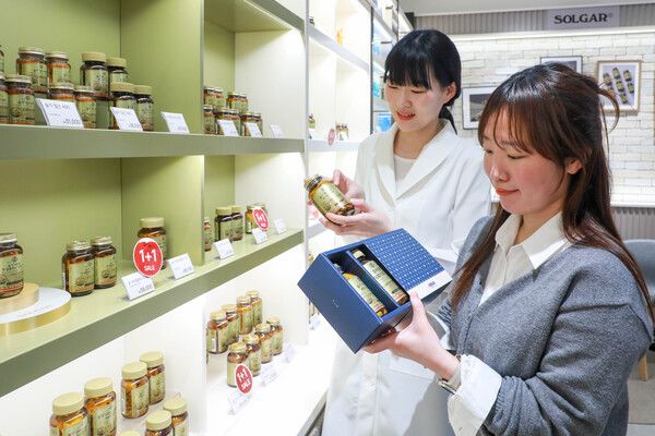 고객이 현대백화점 목동점 네슬레 헬스사이언스 매장에서 영양사와 함께 네슬레 헬스사이언스의 대표 건기식 브랜드 '솔가' 제품을 둘러보고 있는 모습. 현대백화점그룹 제공 [뉴스락]