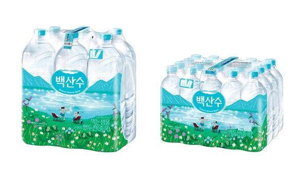 농심은&nbsp;일러스트 작가 '히조'와 협업해&nbsp;백산수 수원지인 백두산 천지 일러스트를 박스 패키지에 적용한 ‘백산수 아트 컬래버레이션’ 한정판을 올해 말까지 선보인다. 농심 제공 [뉴스락]