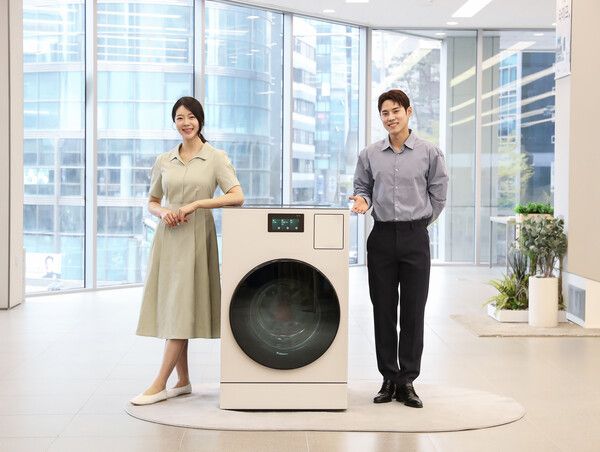 삼성전자 모델이 2025년형 올인원 세탁건조기 ‘비스포크 AI 콤보’를 소개하는 모습. 삼성전자 제공 [뉴스락]