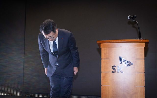 유영상&nbsp;CEO가&nbsp;25일 진행된 고객보호 조치 강화 설명회에서 사과 인사를 하는 모습. SKT 제공 [뉴스락]