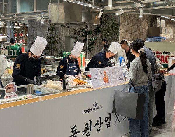 동원산업은 여의도에 위치한 더현대 서울에서 인기 일식 셰프이자 초밥 명인인&nbsp;‘나카무라 코우지’와 손 잡고 팝업스토어를 오픈했다.&nbsp;동원산업 제공 [뉴스락]