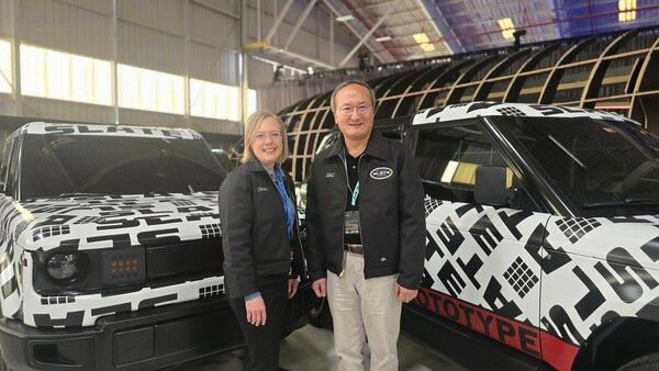 이석희&nbsp;SK온 대표이사 사장(우측)과 크리스 바먼(Chris Barman)&nbsp;슬레이트 최고경영책임자(좌측)가&nbsp;24일(현지시간)&nbsp;미국 캘리포니아주 롱비치에서 열린 슬레이트 신차 공개 행사 중 기념 촬영을 하고 있다. SK온 제공 [뉴스락]