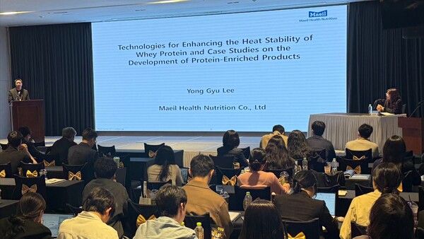 매일헬스뉴트리션 연구진이&nbsp;지난 24일부터 26일까지 여수 베네치아호텔 컨벤션센터에서 열린 2025 한국식품산업공학회 춘계학술대회에서 유청단백질의 열 안정성 기술 및 제품 개발 연구성과 발표를 하고 있는 모습. 매일유업 제공 [뉴스락]&nbsp;