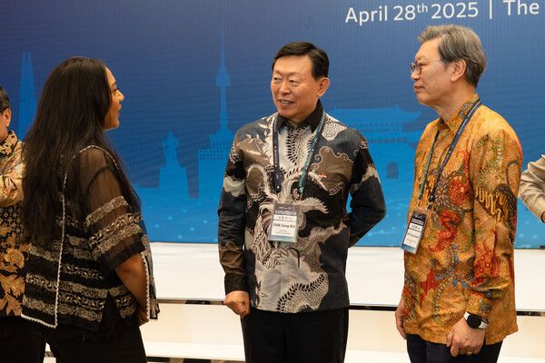 신동빈 롯데그룹 회장과 김창범 한경협 부회장이 28일 인도네시아 자카르타 랭햄 호텔에서 열린 '한-인도네시아 비즈니스 라운드테이블'에 참석해 인니측 관계자와 대화를 나누고 있다. 한경협 제공 [뉴스락]