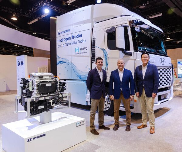 (왼쪽부터)&nbsp;제롬&nbsp;그레주아(Jerome&nbsp;Gregeois)&nbsp;현대미국기술센터&nbsp;(HATCI)&nbsp;디렉터,&nbsp;켄&nbsp;라미레즈&nbsp;현대차&nbsp;글로벌상용&수소사업본부&nbsp;부사장,&nbsp;짐&nbsp;박&nbsp;(Jim&nbsp;Park)&nbsp;현대차&nbsp;북미법인&nbsp;상용&수소사업개발담당&nbsp;전무가 'ACT&nbsp;엑스포&nbsp;2025'에서&nbsp;기념촬영을&nbsp;하는&nbsp;모습. 현대차 제공 [뉴스락]