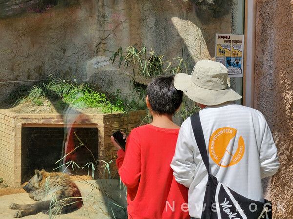 지난 28일 교촌에프앤비 ‘바르고 봉사단’이 서울 어린이대공원에서 구산초등학교 특수학급 학생들과 즐거운 체험 활동을 진행하고 있다. 교촌에프앤비 제공 [뉴스락]